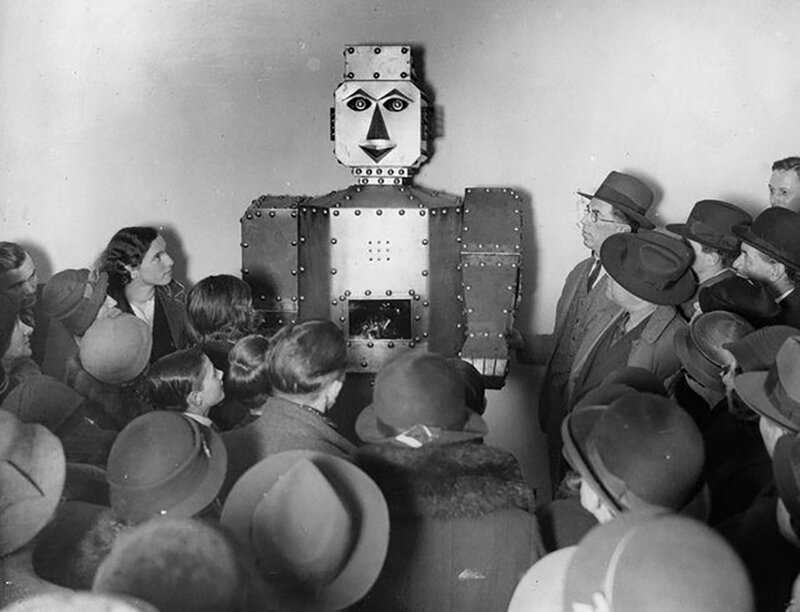 Покупатели лондонского универмага Selfridge слушают гадательного робота в 1934 году 