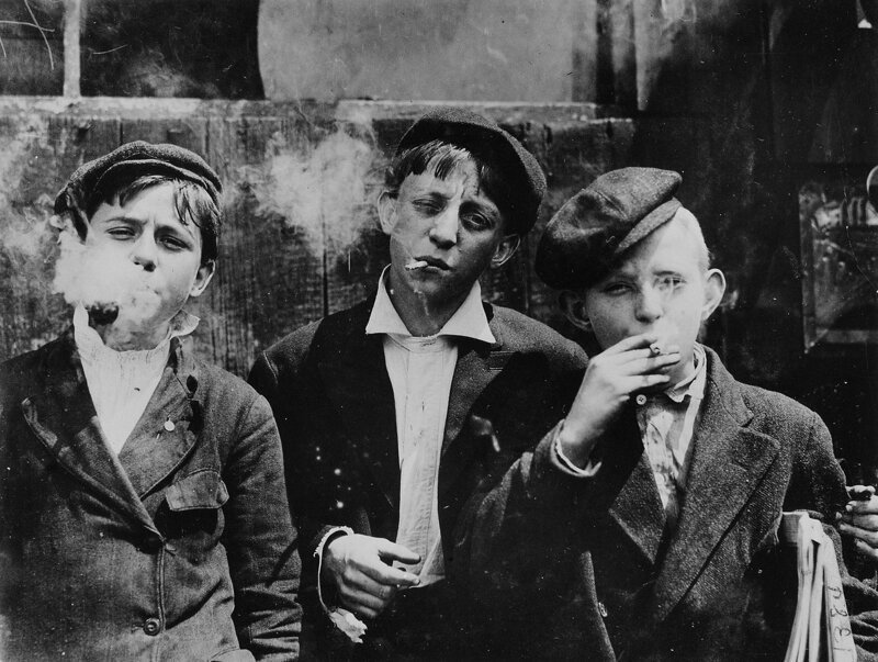 Группа газетчиков курят во время перерыва в Сент-Луисе, май 1910 года.