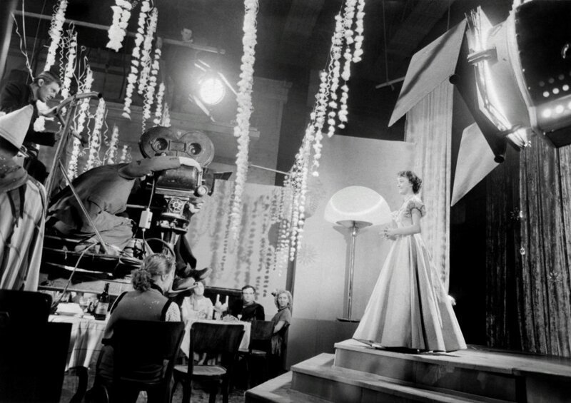 Этот снимок в большинстве источников имеет вот такую подпись: "На съемках фильма "Карнавальная ночь", 1956 год".