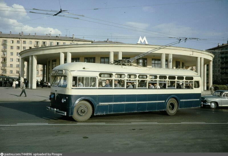  Троллейбус у метро «Университет», 1964.
