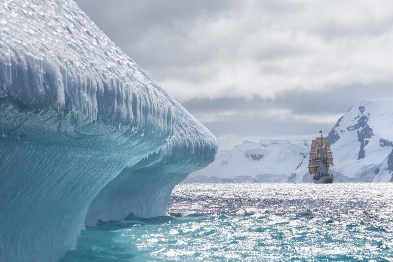 Возле айсберга, страшно и красиво