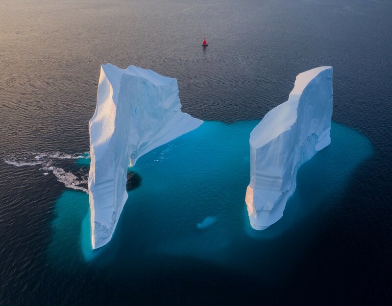 Возле айсберга, страшно и красиво