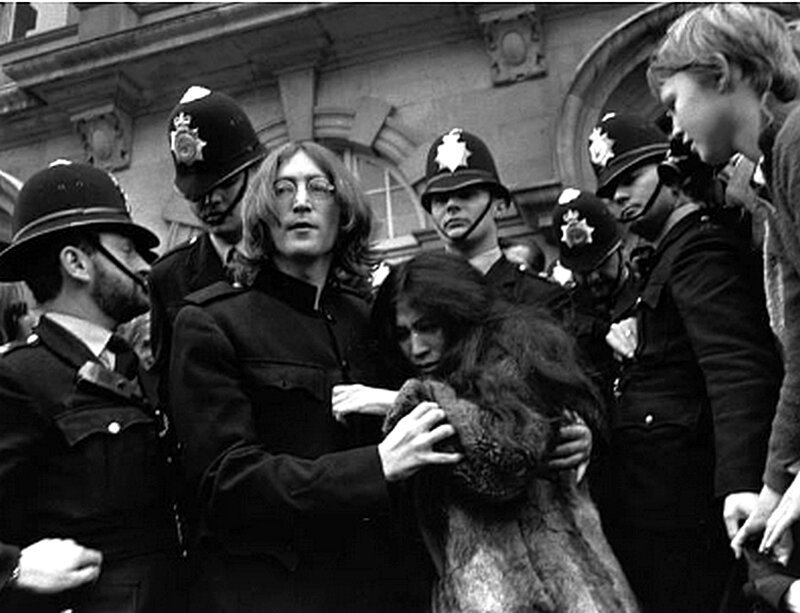 Джон Леннон и Йоко Оно покидают здание суда Мэрилебон, где они представали перед судом по двум обвинениям - незаконное владение каннабисом и создание помех полиции при исполнении ордера на обыск. 1968. 