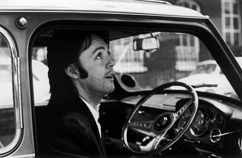 Пол Маккартни покидает штаб-квартиру Apple в Савил Роу, Лондон, 19 апреля 1969 года. 