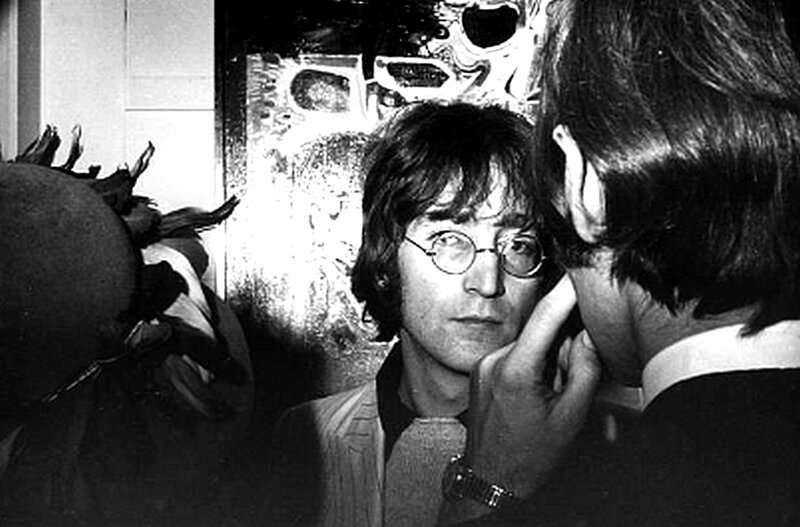 Джон Леннон в окружении людей на художественной выставке 1969 года. 