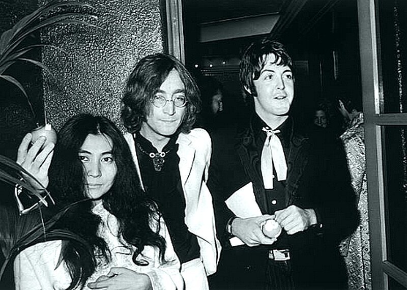 Джон Леннон и его японская подруга Йоко Оно с Полом Маккартни на премьере нового фильма Желтая подводная лодка в Лондонском павильоне 18 июля 1968 года. 