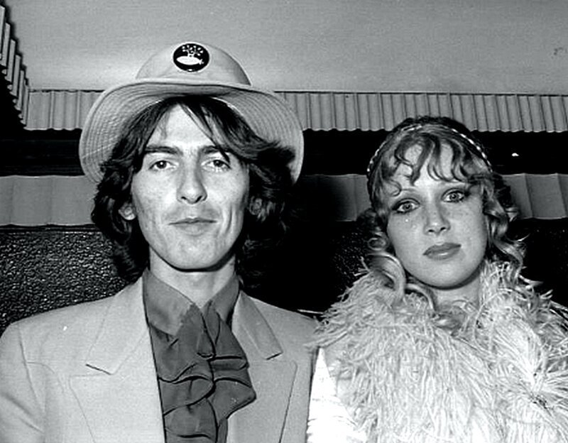 Джордж Харрисон из The Beatles и его жена Патти Бойд прибывают в Лондонский павильон на мировую премьеру нового фильма «Желтая подводная лодка». 