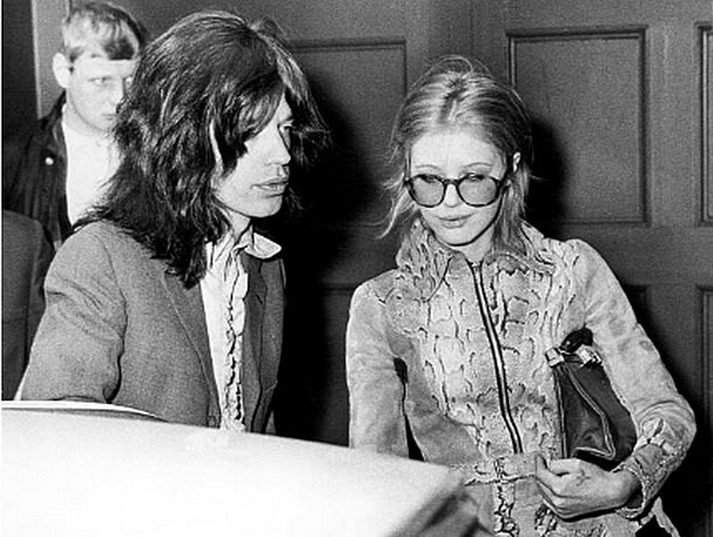 Мик Джаггер и его подруга Марианна Фэйтфулл прибывают в суд на Мальборо-стрит. 29 мая 1969 года, на следующий день после того, как детективы наркоторговли арестовали их за хранение каннабиса в их доме в Челси. 