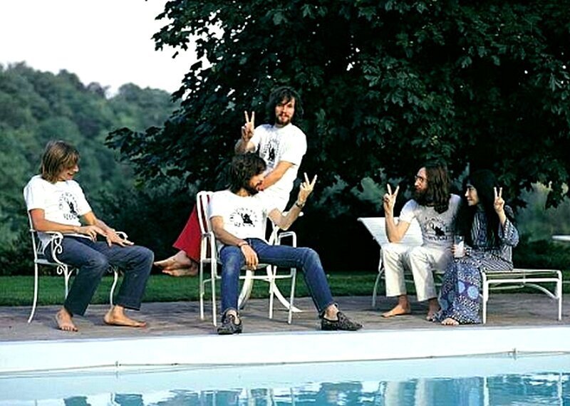 Барабанщик Алан Уайт, Эрик Клэптон (сидит), басист Клаус Воорман, Джон Леннон и Йоко Оно. Сентябрь 1969 года. 