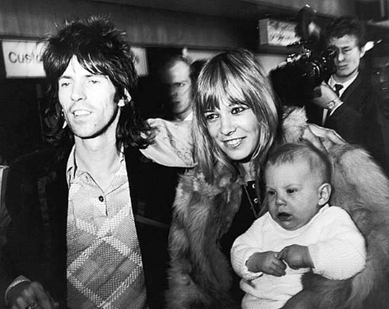 Гитарист Rolling Stones Кит Ричардс со своей подругой Анитой Палленберг и их сыном Марлоном по прибытии в лондонский аэропорт (ныне Хитроу) из США, 8 декабря 1969 года