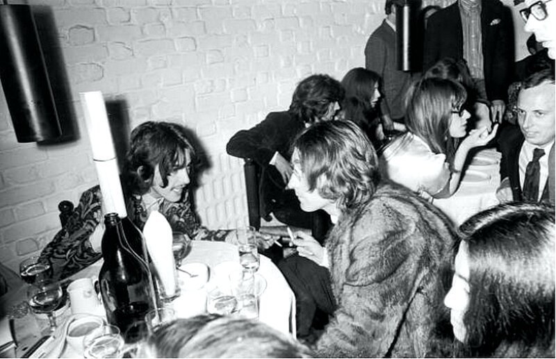 Джон Леннон, Джордж Харрисон и Йоко Оно на открытии второго магазина Beatles «Apple Tailoring» в Челси, Лондон, 23 мая 1968 года 