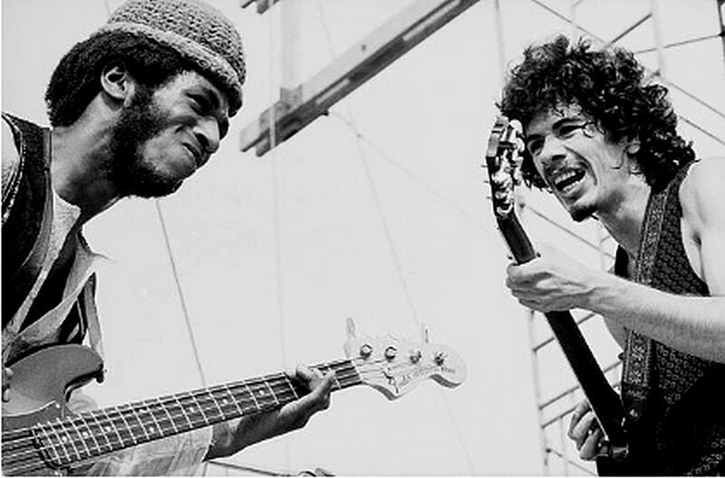 Карлос Сантана и басист Дэвид Браун выступают на большом концерте рок-н-ролльной музыки «Вудсток», 16 августа 1969 года. 