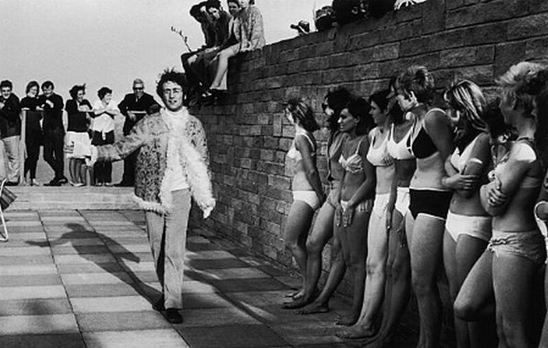 Джон Леннон на съемках фильма «Битлз» «Волшебное загадочное путешествие» в плавательном бассейне отеля Atlantic в Ньюквей, Корнуолл, 14 сентября 1967 года 
