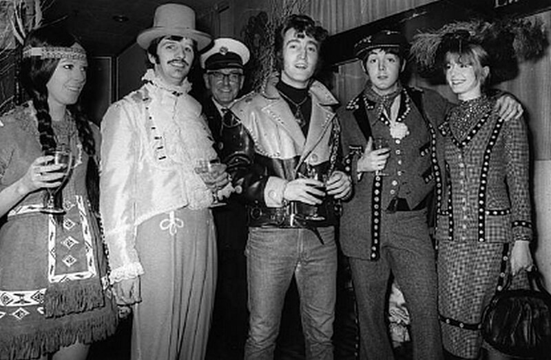 The Magical Mystery Tour. Слева направо - Морин Старр, Ринго, Джон Леннон (1940 - 1980), Пол Маккартни и Джейн Ашер. 