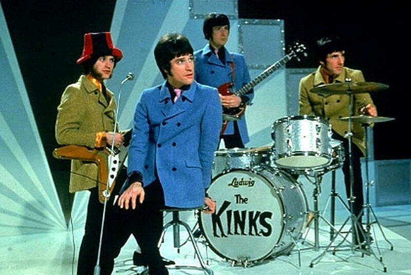 The Kinks, Слева-направо - Дейв Дэвис, Рэй Дэвис, Питер Куэйф и Мик Авори, ждут на съемочной площадке телевизионного шоу, готовые к выступлению, 1968 год. 