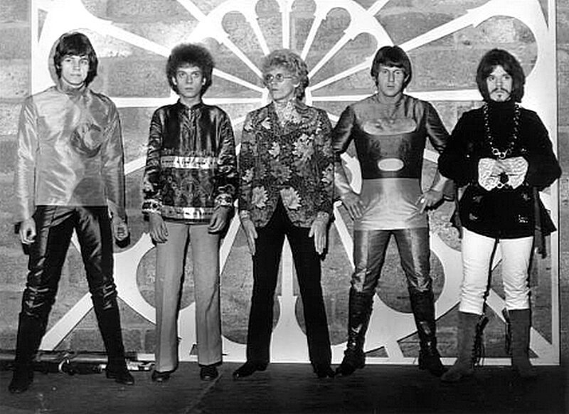 «The Move» на ТВ-шоу BBC «Top of the Pops». Слева направо - Бев Беван, Тревор Бертон, Эйс Кеффорд, Карл Уэйн и Рой Вуд. 