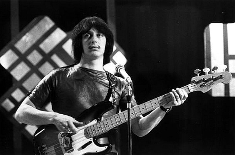Бас-гитарист Who Джон Энтвистл выступает в телевизионном шоу, около 1967 года. 
