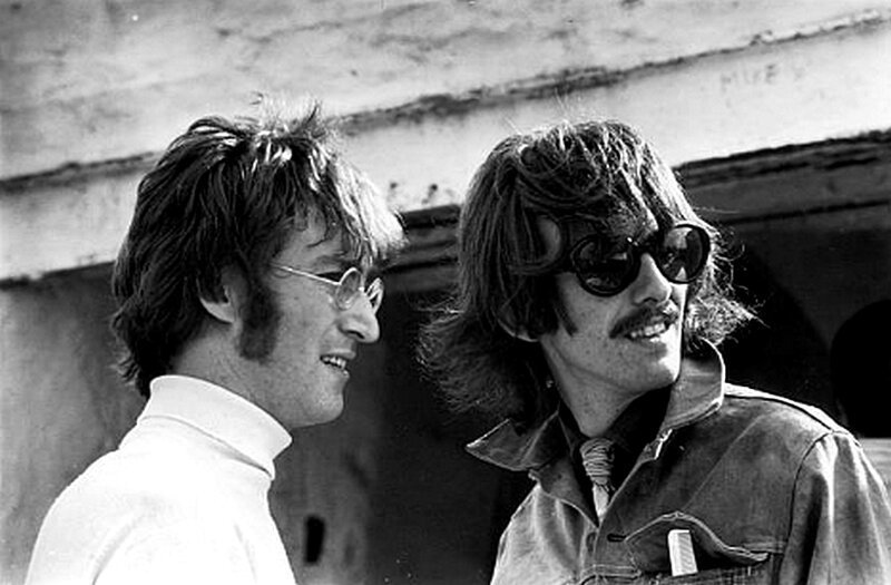 Джон Леннон и Джордж Харрисон в Ньюквей во время съемок «The Magical Mystery Tour». 