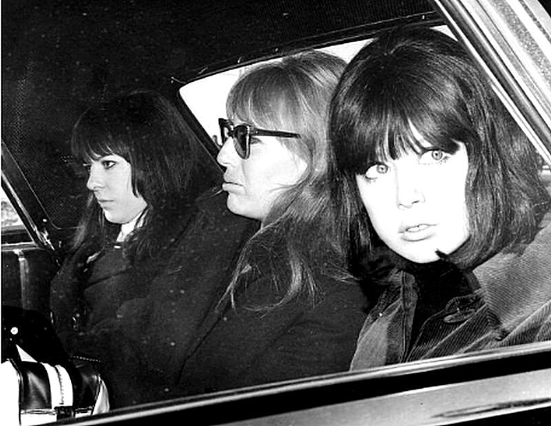 Жены участников Битлз, слева-направо - Морин Старр, Синтия Леннон и Патти Бойд, в Обертауэрне, Австрия, 16 марта 1965 года. 