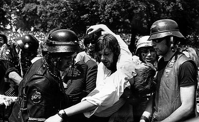 «Ангелы ада», выступая в качестве охраны на бесплатном концерте «Роллинг Стоунз» в Гайд-парке в Лондоне, поднимают фаната в безопасное место после того, как он потерял сознание. 5 июля 1969 года 