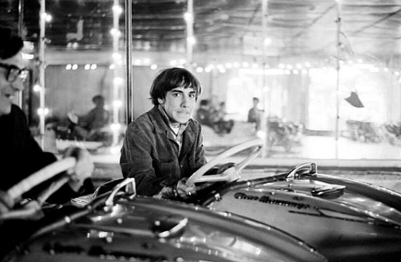 Кит Мун из рок-группы The Who за рулем автомобиля Dodgem на ярмарке в Феликсстоув, Саффолк, перед концертом, 9 сентября 1966 года.
