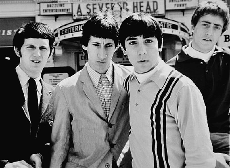 Групповой портрет английской рок-группы The Who в модной одежде, Лондон, около 1965 года. ( Джон Энтвистл, Пит Тауншенд, Кит Мун и Роджер Долтри). 