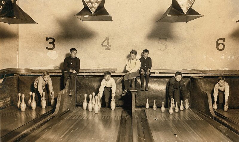 Дети выставляют кегли 1909 год Трентон, штат Нью-Джерси.