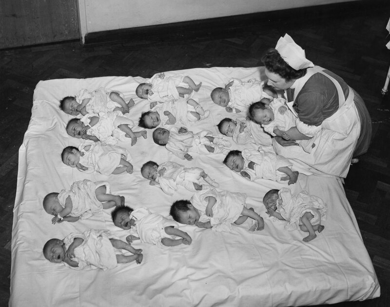 Медицинская сестра встречает новоприбывших в больнице королевы Шарлотты в Лондоне. 25 января 1945 г.