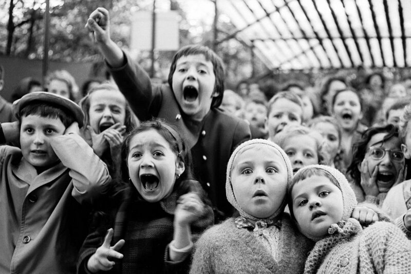 Дети смотрят пьесу "Святой Георгий и дракон" в кукольном театре в Париже, 1963 г. 
