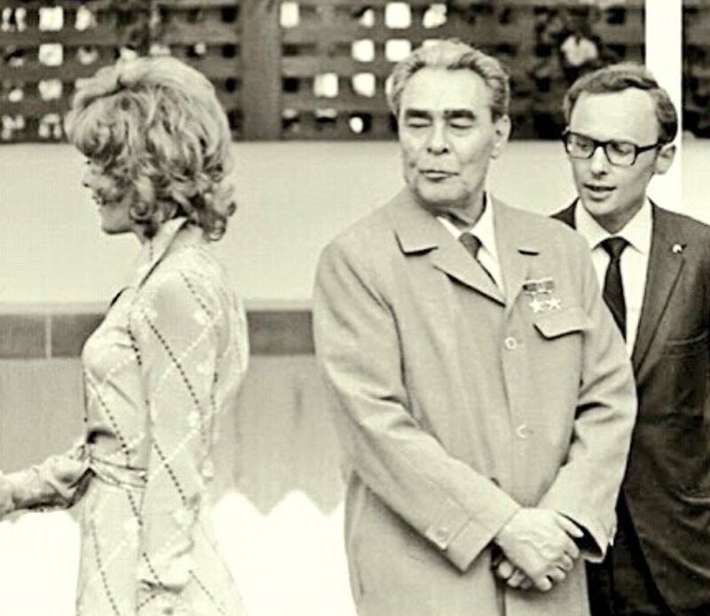 1973 год. Л. И. Брежнев и Джилл Сент-Джон на вечеринке у бассейна в Кэмп-Дэвиде.