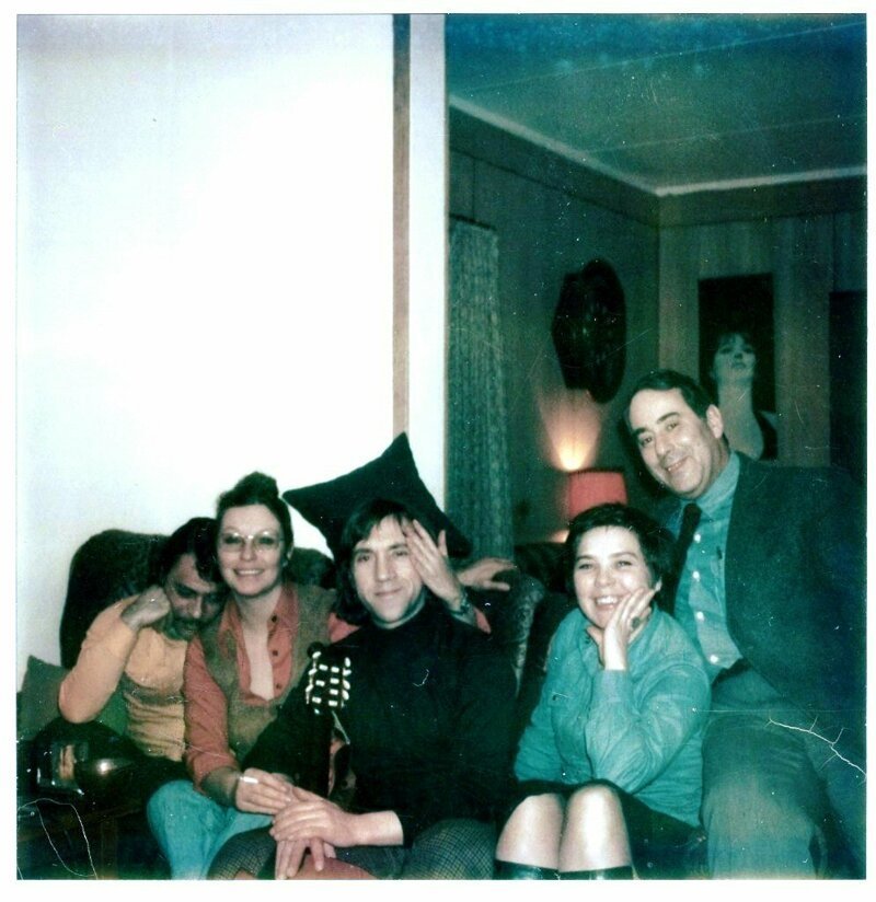 А есть еще вот такой снимок, но только фотограф уже Андрей Миронов и его место на диване занял Михаил Брук. 