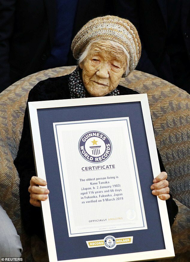 Танэ Танака на церемонии вручения ей сертификата Книги рекордов Гиннеса, 9 марта 2019 г.