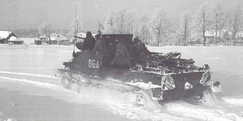 БТР-50П перевозит артиллерийское орудие