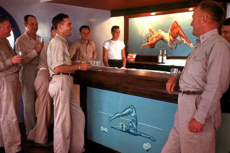 Американцы очень быстро наладили свои привычный быт на затерянных в Тихом океана островах. Походный армейский бар, остров Тарава, фотограф J.R. Eyerman, 1944