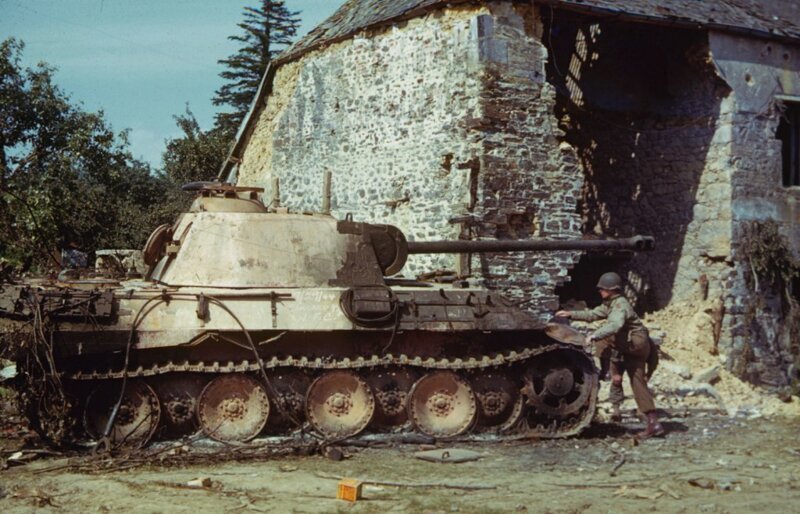 Немецкий танк "Пантера", подбитый американцами в ходе боёв за освобождение Франции, лето 1944 года