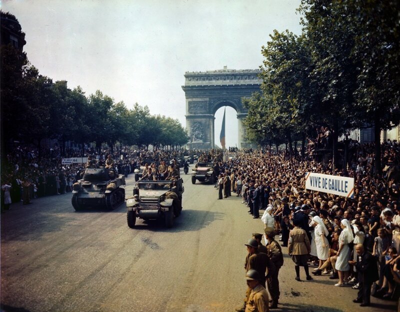 Жители Парижа приветствуют союзников на Елисейских Полях 26 августа 1944 года
