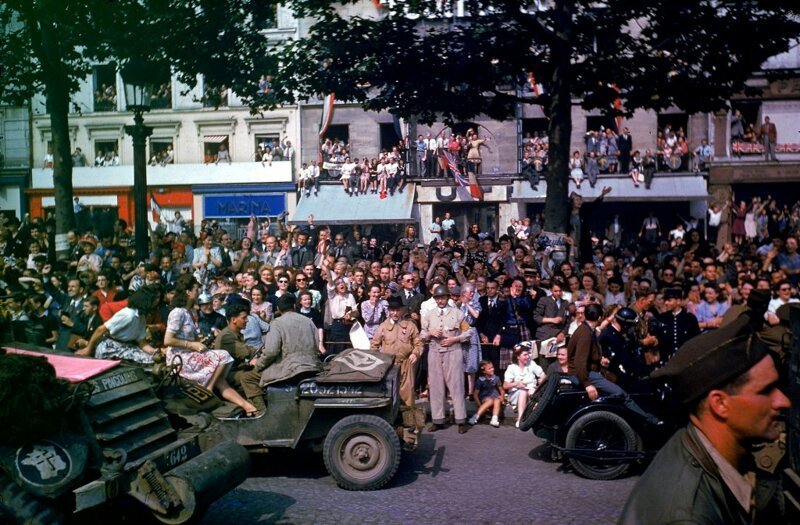 Парижане празднуют освобожение от немецкой оккупации, фотограф Frank Scherschel, 26 августа 1944 года