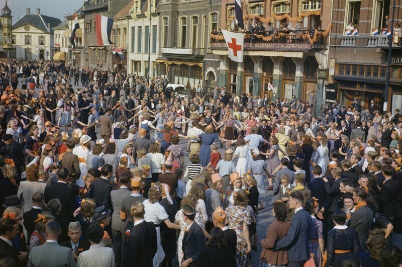 Голландские мирные жители танцуют на улицах города Эйндховена после его освобождения союзными войсками, сентябрь 1944-го