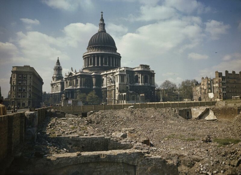 В результате ударов люфт-ваффе и ракетных обстрелов была разрушена значительная часть старой части Лондона.