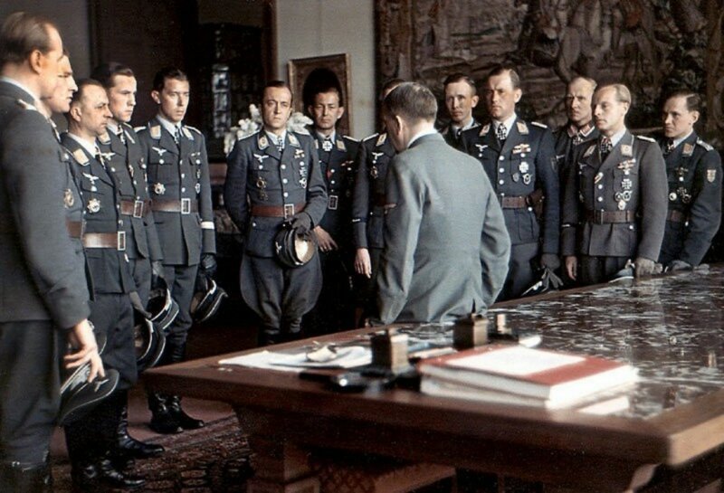 Адольф Гитлер беседует с "героями" из Люфтваффе после церемонии награждения в Бергхофе, Оберзальцберг, 4 апреля 1944 года