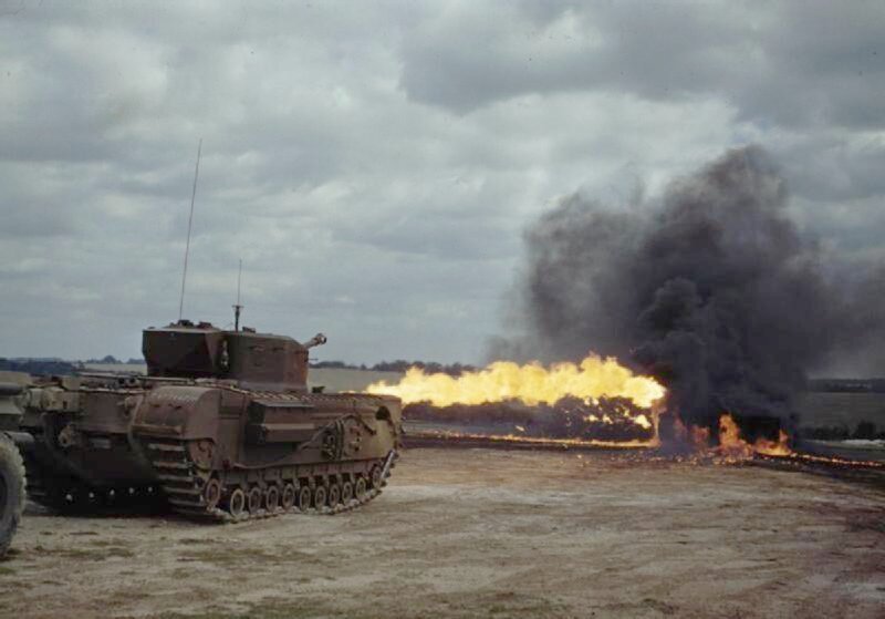 Огнемётный танк "Черчиль-крокодил" на учениях в августе 1944 года