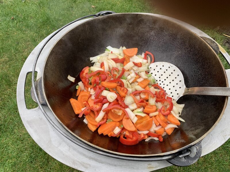 На пожаренные овощи выкладываем мясо и картоху. Залить водой только овощи и мясо, картошка должна готовиться на пару.
