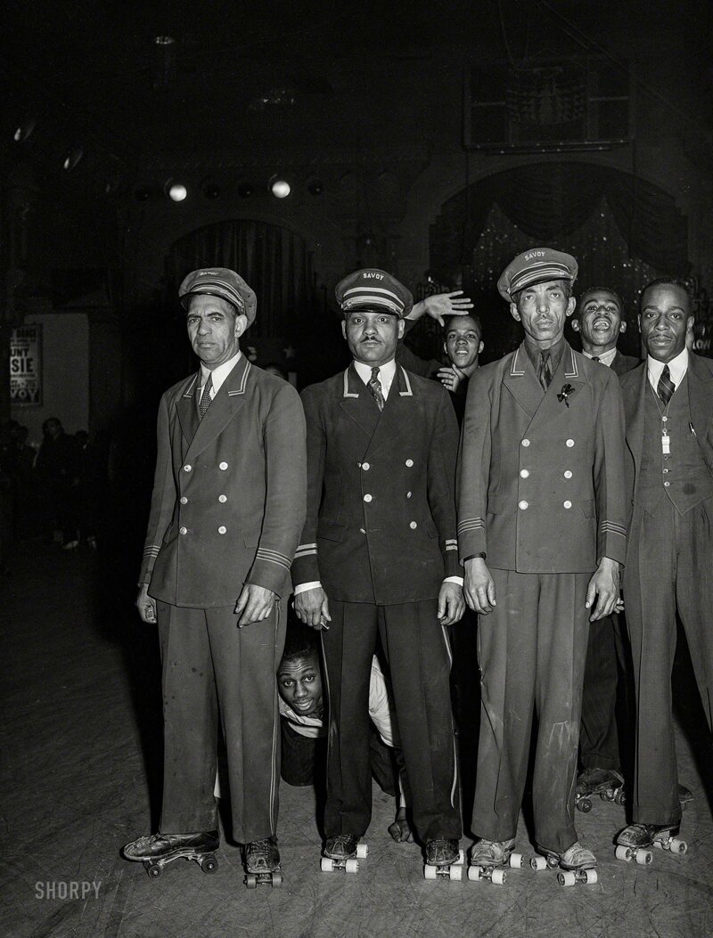 Инструкторы по катанию на роликах в бальном зале Савой в Чикаго, апрель 1941 года. 