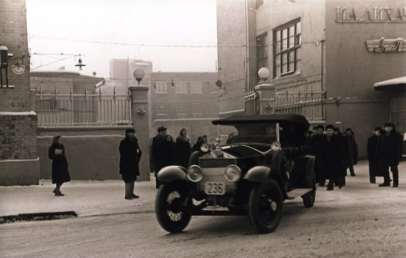 Ленинский Rolls-Royce после реставрации покидает Завод имени Лихачева. 1959 год 