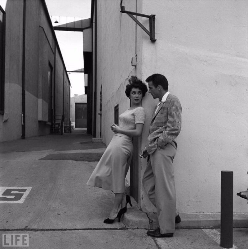 Элизабет Тейлор и Монтгомери Клифт во время перерыва на съемках фильма "Место под солнцем" на студии Paramount. 