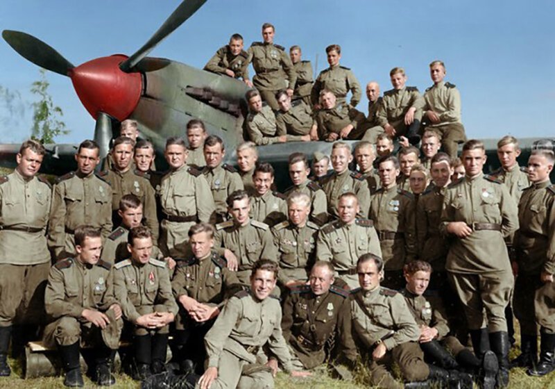 Групповое фото членов 566-го штурмового авиационного полка