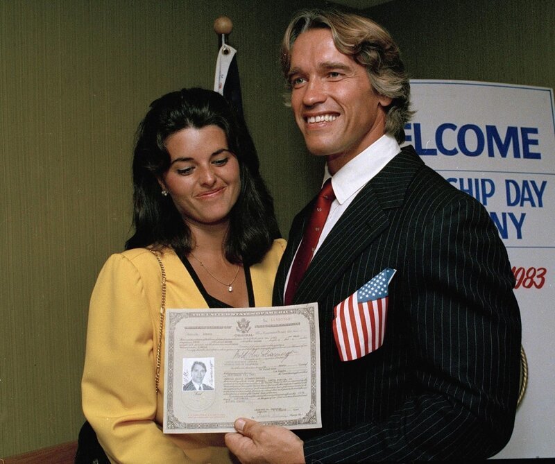 Арнольд Шварценеггер демонстрирует свое американское гражданство, 1983.