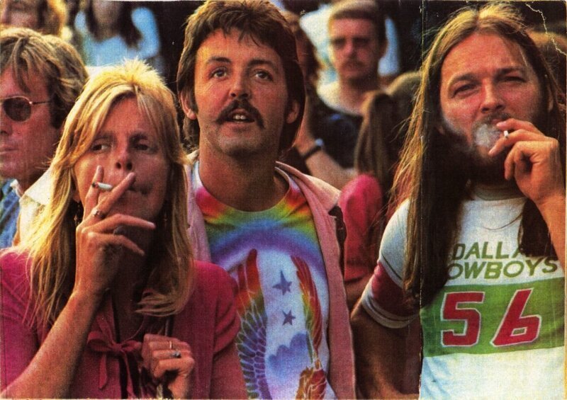 Линда и Пол Маккартни с Дэвидом Гилмором на концерте Led Zeppelin летом 1976 года.