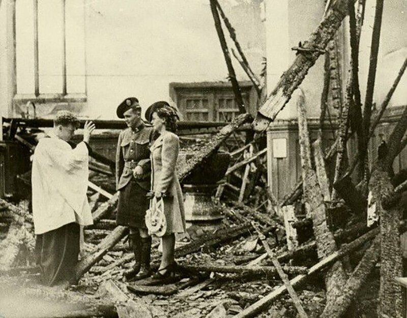 Венчание в разрушенной немецкой авиацией церкви. Лондон, 1941 г 