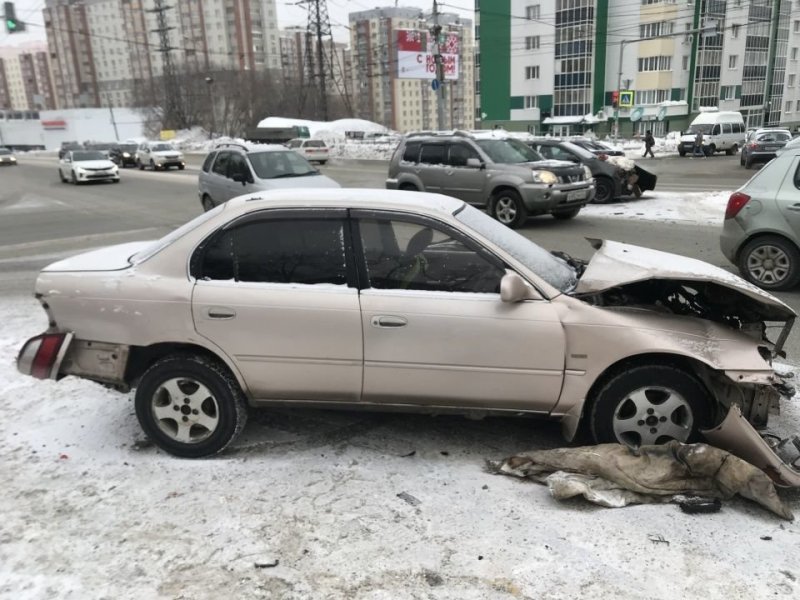Авария дня. Infiniti пролетел на красный свет в Новосибирске